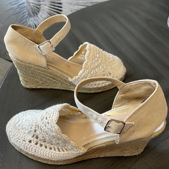 Chico’s Women’s White and Cream Crochet Lace Wedges - Size 7 - Picture 9 of 13